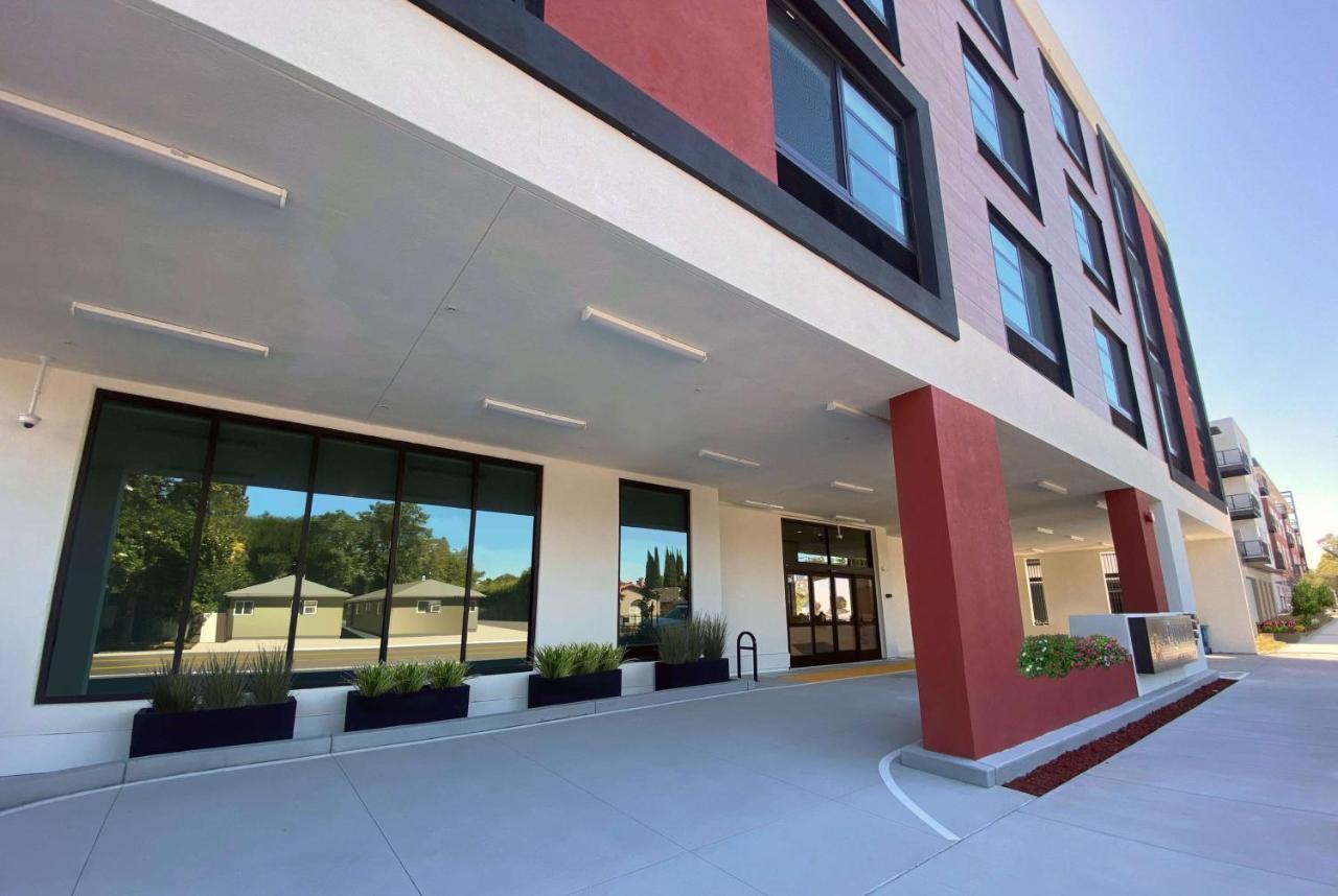 La Quinta Inn & Suites By Wyndham San Jose Airport-Downtown Exterior photo